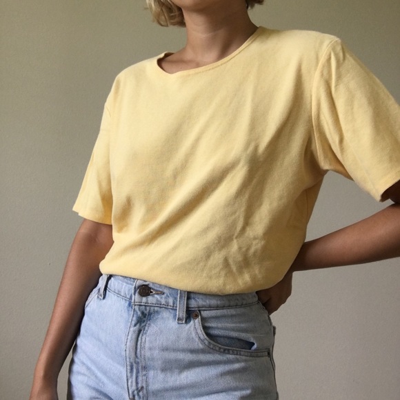 ❌SOLD❌ Vintage pale yellow blouse tee - Picture 3 of 4